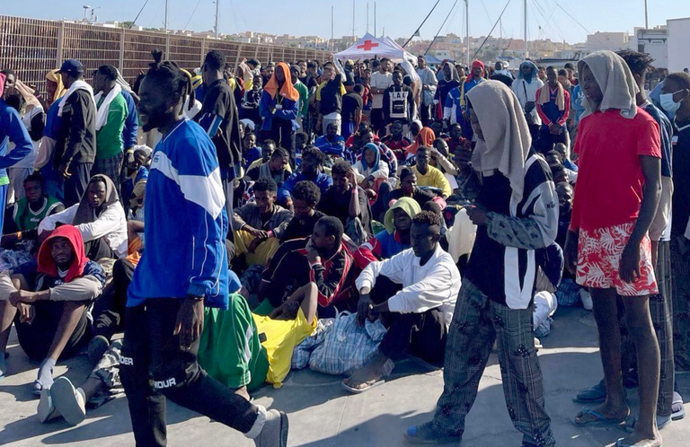 Χάος στην Ιταλία: 7.000 παράνομοι μετανάστες στην Λαμπεντούζα σε 24 ώρες – «Είμαστε σε πόλεμο»!