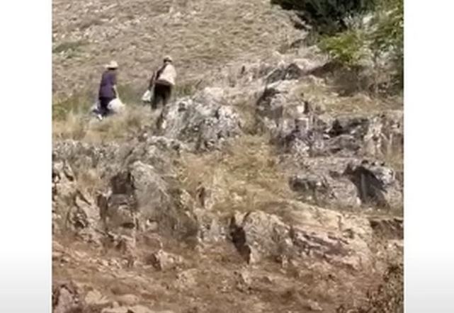 πίστευτες εικόνες: Πλημμυροπαθείς μένουν στο βουνό και κατεβαίνουν για να πάρουν φαγητό