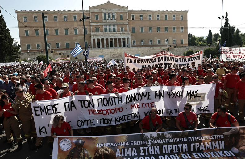 Απεργία: «Οι εργαζόμενοι δεν δέχονται την σύγχρονη σκλαβιά» – Χιλιάδες διαδήλωσαν ενάντια στο εργασιακό νομοσχέδιο