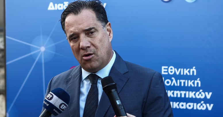 Τη μέρα που κατατίθεται στη Βουλή το εργασιακό νομοσχέδιο του Άδωνη Γεωργιάδη, το οποίο προκαλεί κύμα αντιδράσεων με αποκορύφωνα τις μεγάλες απεργιακές κινητοποιήσεις εργαζόμενων και συνδικάτων, η «Δημοκρατία» αποκαλύπτει πως η εταιρία των εκδόσεων Γεωργιάδη έχει στην πλάτη της δύο αντεργατικές καταδικαστικές αποφάσεις. Σύμφωνα πάντα με το ρεπορτάζ της εφημερίδας η επιχείρηση, η οποία έγινε γνωστή από τις τηλεπωλήσεις που έκανε παλιότερα ο νυν υπουργός Εργασίας, καταδικάστηκε επειδή σε έναν εργαζόμενο «μείωσε παρανόμως το ωράριο», «τροποποίησε τα καθήκοντά του» και «τον απέλυσε παράνομα χωρίς να καταβάλει τη νόμιμη αποζημίωση». Και μπορεί ο Άδωνις Γεωργιάδης να μην μπαίνει απευθείας στο «κάδρο», μιας και η επιχείρηση ανήκει και τρέχει τα τελευταία χρόνια ο αδελφός του, Λεωνίδας Γεωργιάδης, ωστόσο μάλλον τον εκθέτει εμμέσως, ειδικά στην παρούσα φάση που είναι υπουργός Εργασίας και ειδικά σήμερα που συζητείται το νέο εργατικό νομοσχέδιο. Δημοκρατία Γεωργιάδης Η απάντηση Γεωργιάδη Απάντηση επί προσωπικού του Υπουργού Εργασίας και Κοινωνικής Ασφάλισης Άδωνι Γεωργιάδη στον Πρόεδρο της «Νίκης» Δημήτρη Νατσιό, σχετικά με το πρωτοσέλιδο της εφημερίδας «Δημοκρατία», κατά τη συζήτηση του εργασιακού νομοσχεδίου στην Ολομέλεια της Βουλής «Κύριε Πρόεδρε της «Νίκης», σας παρακαλώ πάρα πολύ να ανακαλέσετε όλα όσα είπατε ήρεμα και πολιτισμένα. Υπήρχε πράγματι μία δικαστική διαμάχη του αδελφού μου στην προσωπική του εταιρεία με έναν εργαζόμενό του. Ο εργαζόμενος έκανε και σε εμένα αγωγή και μήνυση θεωρώντας με εμπλεκόμενο, αθωώθηκα από το δικαστήριο καθώς το δικαστήριο έκρινε ότι δεν έχω καμία απολύτως σχέση. Αφορά τον αδερφό μου και εγώ έχω κηρυχθεί αθώος από το δικαστήριο. Θέλω λοιπόν να σας παρακαλέσω, επειδή φαντάζομαι ότι την οικογενειακή ευθύνη δεν τη δέχεται κανένας στη Βουλή, να πάρετε το λόγο ήρεμα και να ανακαλέσετε. Για το ίδιο θέμα έκανα μήνυση και αγωγή στον κύριο Χίο όταν το έγραψε στο «Μακελειό» και ζήτησε συγνώμη στο δικαστήριο για να αποφύγει την καταδίκη. Δεν σκοπεύω να κάνω το ίδιο και στη «Δημοκρατία» γιατί βαριέμαι να τρέχω όλη την ώρα στα δικαστήρια για κάθε συκοφάντη. Αλλά ξεκαθαρίζω ότι για την υπόθεση αυτή το δικαστήριο με έχει κρίνει αθώο. Παρακαλώ, λοιπόν, πάρα πολύ να πάρετε το μικρόφωνο και να ανακαλέσετε, διότι εδώ για την τιμή και την υπόληψή μου δεν θα δεχθώ ούτε μύγα στο σπαθί μου. Εάν επιμείνετε, σε εσάς θα κάνω και μήνυση και αγωγή και θα έρθετε στο δικαστήριο να αποδείξετε αυτά που είπατε». Αναλυτικά το ρεπορτάζ της εφημερίδας: «Η επιχείρηση προσέλαβε τον Φεβρουάριο του 2006 ως διορθωτή κειμένων και απασχολούσε μέχρι τον Μάιο του 2013 τον Κ.Χ.Π. (τα στοιχεία του είναι στη διάθεση της εφημερίδας). Η ίδια επιχείρηση από την 1/1/2012 (όταν ο Άδωνις Γεωργιάδης είχε την πρώτη υπουργική του θητεία, στην κυβέρνηση Παπαδήμου) εμφανίζεται σύμφωνα με τη Δικαιοσύνη ότι (α.) «μονομερώς και παράνομα τροποποίησε το ωράριο του εργαζομένου από πλήρες σε μειωμένο», (β.) «μονομερώς και αυθαιρέτως μείωσε τον μισθό του από 1.000 ευρώ (καθαρά) σε 500 ευρώ», (γ.) «τροποποίησε μονομερώς και παρανόμως τα καθήκοντά του εργαζόμενου από διορθωτή κειμένων σε υπάλληλο διαχείρισης τηλεφωνικών παραγγελιών» και (δ.) στη συνέχεια «απέλυσε παράνομα τον εργαζόμενο, χωρίς να του καταβάλλει τη νόμιμη αποζημίωση». Στο μεσοδιάστημα, στα γραφεία της επιχείρησης επί της Λένορμαν ο εργαζόμενος (στις 19/11/2012) έπεσε θύμα εργατικού ατυχήματος, όταν παραπάτησε στο κλιμακοστάσιο και υπέστη κατάγματα στα άκρα, σπάζοντας πόδι και χέρι. Το ΙΚΑ του χορήγησε αναγκαστικά 5μηνη αναρρωτική άδεια, εποπτευόμενη κάθε μήνα από τις υγειονομικές επιτροπές του. Τι έκανε τότε η επιχείρηση Γεωργιάδη; Στη διάρκεια της (πρώτης) τρίμηνης αναρρωτικής άδειας ασθενείας, στις 20/2/2013, φέρεται ότι δήλωσε στον ΟΑΕΔ πως ο εργαζόμενος είχε «αποχωρήσει οικειοθελώς», αν και φυσικά γνώριζε για το εργατικό ατύχημα και, ταυτοχρόνως, κατήγγειλε τη σύμβαση και τον απέλυσε. Ο εργαζόμενος κατήγγειλε εγγράφως το περιστατικό (στις 8/4/2013) στην Επιθεώρηση Εργασίας και συντάχθηκαν μάλιστα και τα σχετικά δελτία εργατικής διαφοράς. Ποια η τύχη των διοικητικών προστίμων και της διαβίβασης αμφοτέρων προς την Εισαγγελία Πλημμελειοδικών Αθηνών για την άσκηση ποινικών διώξεων κατά της επιχείρησης; Κανείς δεν έμαθε ποτέ. Η τύχη τους και σήμερα ακόμα αγνοείτα… Αγωγή Ο εργαζόμενος άσκησε στη συνέχεια αγωγή ενώπιον του Μονομελούς Πρωτοδικείου Αθηνών και το δικαστήριο με την απόφασή του (3764/2014) απέρριψε το σκέλος της αγωγής που υποστήριζε ότι ο Άδωνις Γεωργιάδης είναι «αφανής εταίρος» της εταιρείας στην οποία διέπρεψε ως τηλεοπτικός πωλητής. Την ίδια στιγμή, ωστόσο, έκανε δεκτές όλες εν μέρει τις αξιώσεις του εργαζόμενου και του επιδίκασε το ποσό των 21.655,31 ευρώ, εκ των οποίων μάλιστα το ποσό των 10.000 ευρώ ως προσωρινώς εκτελεστό! Η αμετάκλητη απόφαση από το 2020 δεν έχει ακόμα εφαρμοστεί Ενδιαφέρον παρουσιάζει ο νέος γύρος που ακολούθησε. Το Εφετείο στο οποίο προσέφυγε η επιχείρηση Γεωργιάδη, το 2015, έκρινε ύστερα από 2 χρόνια (4ο Μονομελές Εφετείο Αθηνών, Τμήμα Εργατικών Διαφορών, Απόφαση 5101/14.11.2017) ότι η εν λόγω επιχείρηση υποχρεούται «να καταβάλει τους μισθούς υπερημερίας, λόγω της άκυρης τροποποίησης του ημερήσιου ωραρίου της εργασίας του υπαλλήλου της». Επιπροσθέτως, αναγνώρισε την «παράνομη και καταχρηστική απόλυση του υπαλλήλου λόγω εκδικητικότητας», αναγνώρισε επίσης την «ηθική βλάβη» του και του αναγνώρισε και αποζημίωση 1.000 ευρώ λόγω «προσβολής της προσωπικότητάς του, της μείωσης της τιμής και της υπόληψης και της επαγγελματικής υπόστασης έναντι των συναδέλφων του» και τελικώς του επιδίκασε και 900 ευρώ για δικαστική δαπάνη. Η απόφαση κατέστη αμετάκλητη το 2020, όταν ο κ. Γεωργιάδης ήταν υπουργός Ανάπτυξης. Το γεγονός τον εκθέτει, έστω έμμεσα. Πώς ανέχεται αυτές τις αντεργατικές συμπεριφορές στον οικογενειακό του κύκλο; Οικογενειακή ευθύνη προφανώς δεν νοείται. Ούτε όμως άγνοια για ένα μαγαζί στου οποίου τη βιτρίνα ο ίδιος στεκόταν μέχρι χθες. Όσο για τον άτυχο, όπως περιγράφεται, υπάλληλο, δεν έχει εισπράξει τίποτα από πλευράς Γεωργιάδη, δεν έχει καταφέρει να πάρει καν τη σύνταξή του, λόγω των προβλημάτων και των εμποδίων που θέτει διαρκώς η οικογένεια Γεωργιάδη και σήμερα βιοπορίζεται υπό άκρως δυσμενείς συνθήκες. Την ίδια ώρα, από το 2017, το ποσό των 21.655 ευρώ που του χρωστάνε με τους νόμιμους τόκους έχει ξεπεράσει τα 30.000 ευρώ. Μπορεί ο υπουργός Εργασίας Άδωνις Γεωργιάδης να κάνει το παγόνι και να παριστάνει τον αναμορφωτή της απασχόλησης στην Ελλάδα;»