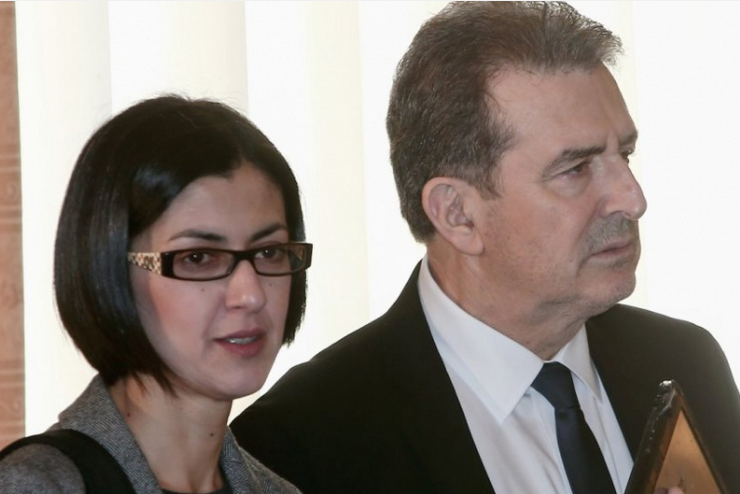 Μετά το εμβολιαστικό αλαλούμ και το άδειασμα: Ο Χρυσοχοϊδης, η Αγαπηδάκη, οι φαρμακοβιομήχανοι και οι …«ψίθυροι»