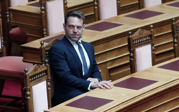 Στέφανος Κασσελάκης: Η πρώτη παρουσία του στην Ολομέλεια της Βουλής – ΦΩΤΟ
