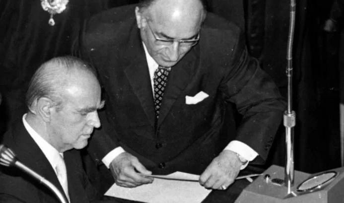 Όλη η αλήθεια για την ίδρυση της Νέας Δημοκρατίας το 1974