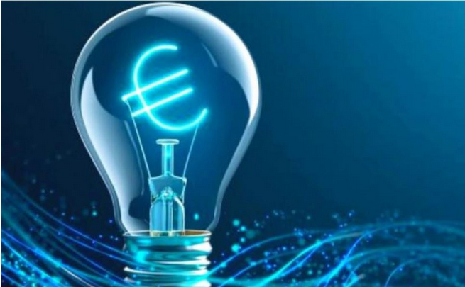 Mέτρα κατά των κακοπληρωτών του ηλεκτρικού ρεύματος φαίνεται πως θα ανακοινώσει σύντομα η ηγεσία του υπουργείου Ενέργειας και Περιβάλλοντος. Μερικά από αυτά αναμένεται να είναι μεταξύ άλλων: Ο προηγούμενος πάροχος θα έχει τη δυνατότητα να αιτηθεί αποκοπή ρεύματος σε καταναλωτή που δεν είναι πλέον πελάτης του αλλά του έχει αφήσει ανεξόφλητους λογαριασμούς χωρίς να έχει κανονίσει την αποπληρωμή τους. Δηλαδή ουσιαστικά θα μπει μπλόκο σε όσους μετακινούνται από πάροχο σε πάροχο και αφήνουν χρέη. Η σήμανση στην πλατφόρμα “Θαλής” του ΔΕΔΔΗΕ των πελατών που έχουν ανεξόφλητα χρέη. Σημειώνεται δε πως οι πάροχοι είχαν προτείνει πρόσφατα την εφαρμογή του ενεργειακού Τειρεσία. Ωστόσο φαίνεται το μέτρο αυτό να μην έχει την καθολική αποδοχή από τον κλάδο της προμήθειας παρότι υπάρχουν εκπρόσωποι της αγοράς που στηρίζουν ως μέτρο Η διαβούλευση Πάντως η Ρυθμιστική Αρχή Αποβλήτων, Ενέργειας και Υδάτων αναμένεται να θέσει μέσα στις επόμενες ημέρες σε δημόσια διαβούλευση την επικαιροποιημένη γνωμοδότηση για τις αλλαγές που θα γίνουν στο άρθρο 42 του Κώδικα Προμήθειας Ηλεκτρικής Ενέργειας που προβλέπει το δικαίωμα της ελεύθερης μετακίνησης καταναλωτών. Πάντως ο κ. Σκυλακάκης φαίνεται να έχει δώσει στην Αρχή την προθεσμία να γίνει αυτή η τροποποίηση μέχρι το τέλος του μήνα. Υπενθυμίζεται πως το Συμβούλιο Επικρατείας είχε ακυρώσει προ τριετίας με απόφαση του τη λήψη μέτρων κατά των κακοπληρωτών και σύμφωνα με αυτήν οι καταναλωτές μπορούσαν να μετακινούνται ελεύθερα από πάροχο σε πάροχο αζημίως. Ιδιαίτερα ενδιαφέροντα είναι τα στοιχεία που επικαλέστηκε πρόσφατα ο υπουργός Περιβάλλοντος και Ενέργειας, Θεόδωρος Σκυλακάκης για τους κακοπληρωτές του ηλεκτρικού ρεύματος. Όπως έδειξαν τα στοιχεία, 25.000 με 30.000 πελάτες του ρεύματος ευθύνονται για oφειλές ύψους 400 εκατ.ευρώ και 500 εκατ.ευρώ που έχουν προκύψει στην αγορά. Το φαινόμενο αυτό θα διογκωθεί περαιτέρω εάν δεν ληφθούν δραστικά μέτρα επί τούτου.