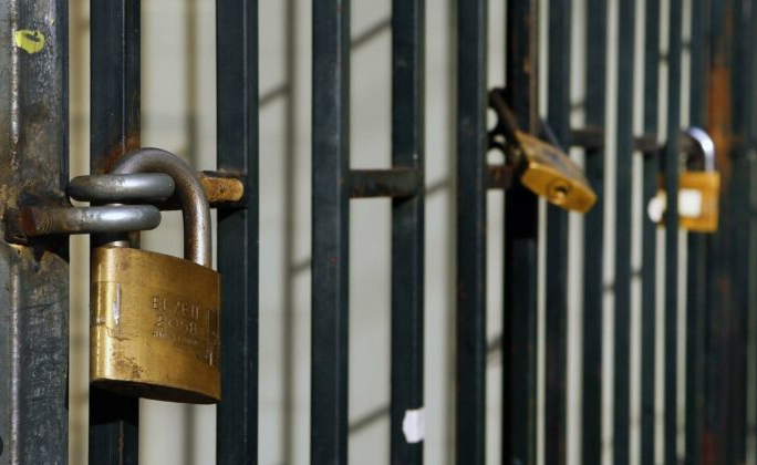 Αντιμέτωπες με το λουκέτο εκατοντάδες μικρομεσαίες επιχειρήσεις στις γειτονιές των Αθηνών