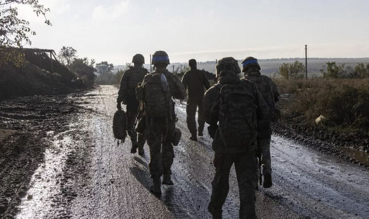 Ουκρανοί στρατιώτες παραδόθηκαν μαζικά στο Donetsk – Το καθεστώς Zelensky τους ζήτησε να κρατήσουν θέσεις…χωρίς πυρομαχικά