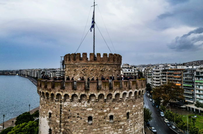 Γιορτάζει η Θεσσαλονίκη: Η έπαρση της ελληνικής σημαίας στον Λευκό Πύργο