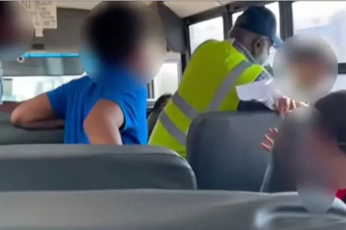 Ανατριχιαστικό βίντεο: Οδηγός σχολικού λεωφορείου σπρώχνει και προσπαθεί να πνίξει μαθητή