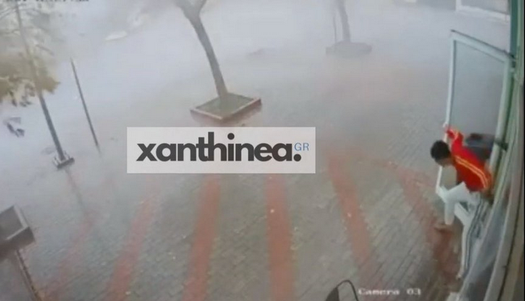 Συγκλονιστικά βίντεο από την κακοκαιρία στην Ξάνθη: Η στιγμή που οι θυελλώδεις άνεμοι σηκώνουν τα πάντα