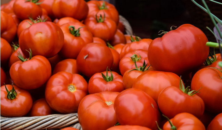 Αν τρώτε πάρα πολλές ντομάτες μπορεί να είναι επικίνδυνο – Ποιοι πρέπει να τις αποφεύγουν
