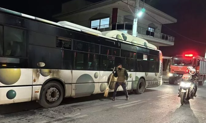 Άνω Λιόσια: Βίντεο ντοκουμέντο – Η επίθεση με βόμβες μολότοφ σε λεωφορείο γεμάτο επιβάτες