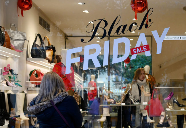 Black Friday: «Πλημμύρισαν» τους δρόμους οι καταναλωτές – Ουρές στα καταστήματα – ΦΩΤΟ