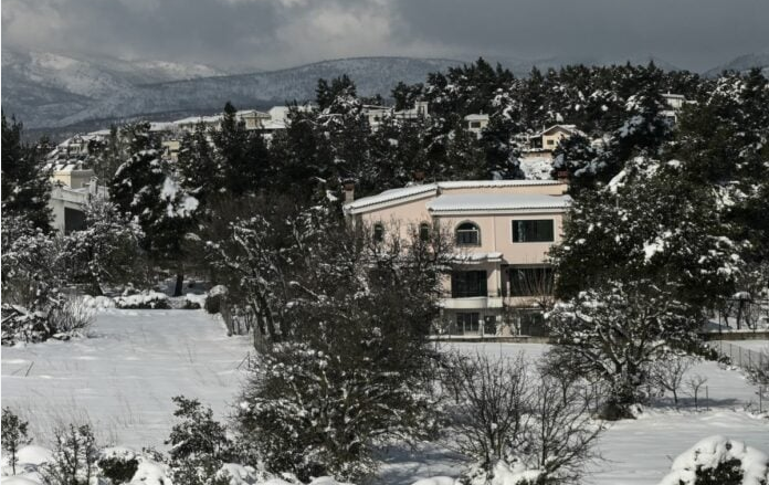 Στα «λευκά» πολλές περιοχές της χώρας – Δύσκολη νύχτα με θυελλώδεις ανέμους