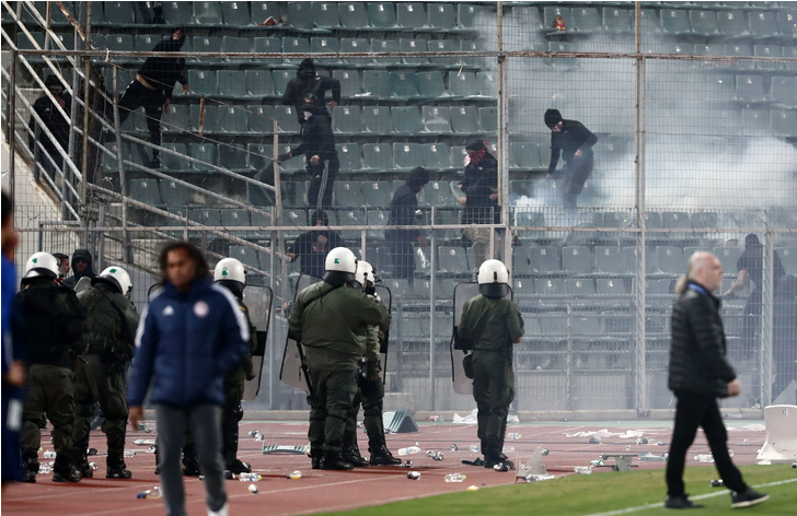 Βόλος – Ολυμπιακός: Προσωρινή διακοπή και δακρυγόνα στο Πανθεσσαλικό