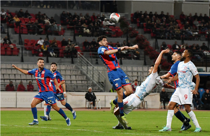 Βόλος-Ολυμπιακός 2-2: Έφυγαν ισόπαλοι από το Πανθεσσαλικό – Τρία πέναλτι, δύο αποβολές και επεισόδια