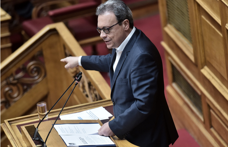 Φάμελλος στη Βουλή: Αποσύρετε τις διατάξεις για τη φορολόγηση των ελεύθερων επαγγελματιών – Επίθεση στην κυβέρνηση