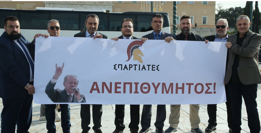 Ο Ερντογάν στην Αθήνα: Με πανό «ανεπιθύμητος» οι Σπαρτιάτες έξω από την Βουλή