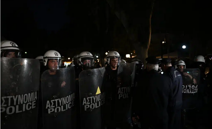 Σε πολύ δύσκολη κατάσταση διασωληνωμένος ο αστυνομικός στου Ρέντη – Χτυπήθηκε με ναυτική φωτοβολίδα στον μηρό, αποκλειστικό βίντεο!