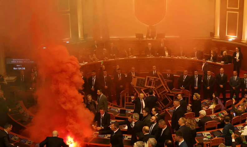 Eπεισόδια στο αλβανικό κοινοβούλιο με καπνογόνα και δυναμιτάκια! (βίντεο)