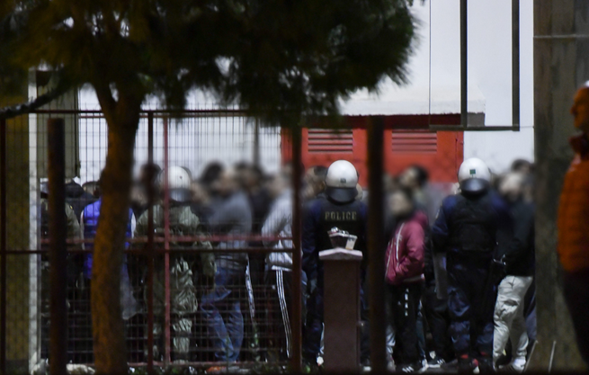 Επεισόδια στου Ρέντη: Η φωτοβολίδα εξερράγη μέσα στο πόδι του αστυνομικού – Τα νεότερα για την κατάσταση της υγείας του
