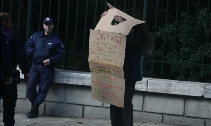 Έτσι φτάνουν «το μαχαίρι στο κόκαλο»; Αποφυλάκισαν άλλους εννέα χουλιγκάνους!