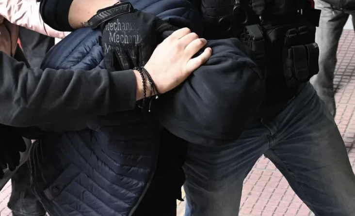 Ρέντης: Στα δικαστήρια Πειραιά ο 18χρονος που έριξε τη ναυτική φωτοβολίδα στον αστυνομικό - Δείτε βίντεο