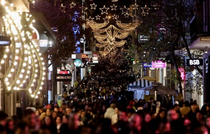 Πρεμιέρα αύριο για το εορταστικό ωράριο – Ποιες Κυριακές θα είναι τα καταστήματα ανοιχτά