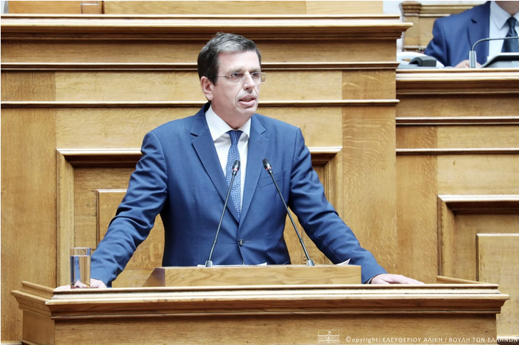 Βουλή: Σύνδεση άδειας παραμονής με νόμιμη εργασία για 30.000 μετανάστες – 17 ερωτήσεις και απαντήσεις